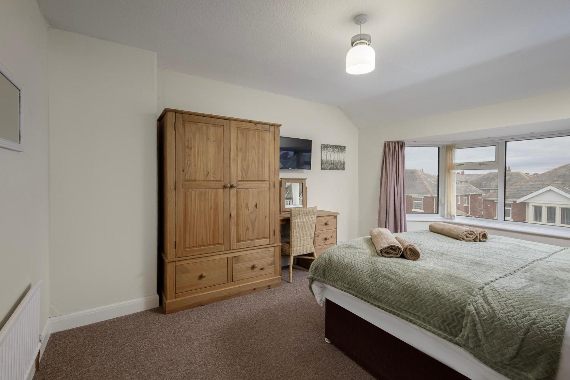Arnside - Spacious 10-Bedroom Seaside Cottage Blackpool Exteriör bild