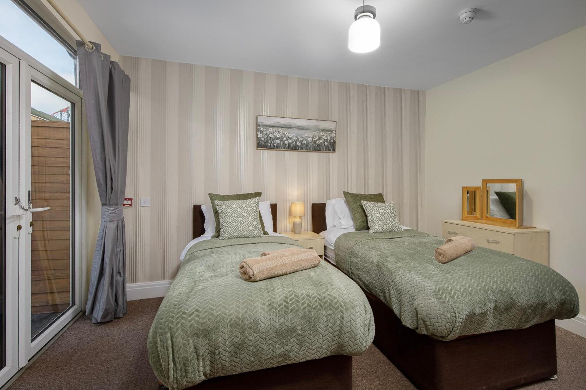 Arnside - Spacious 10-Bedroom Seaside Cottage Blackpool Exteriör bild